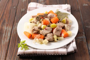 Dana eti, havuç ve pırasa