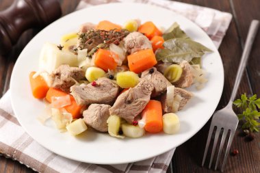 Dana eti, havuç ve pırasa