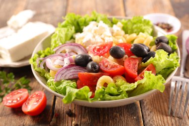 Peynirli sebze salatası