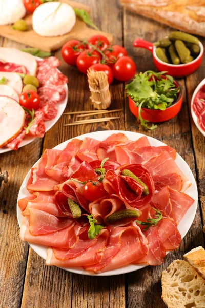 Schinken Salami Wurst Mit Käse Und Baguette — Stockfoto