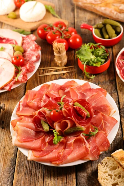 Prosciutto Salame Salsiccia Con Formaggio Baguette — Foto Stock