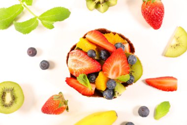 meyve salatası ve beyaz arka plan üzerinde meyve madde