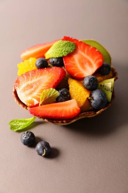 karışık meyve salatası masasında