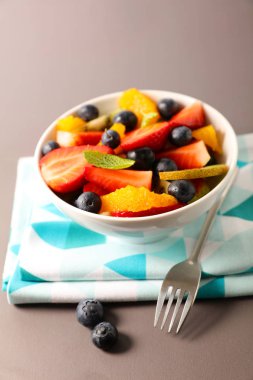 Bir kase taze meyve salatası
