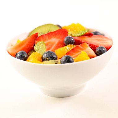 Beyaz arka plan üzerinde izole kase meyve salatası