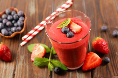 Berry yüzlü ahşap arka plan üzerinde