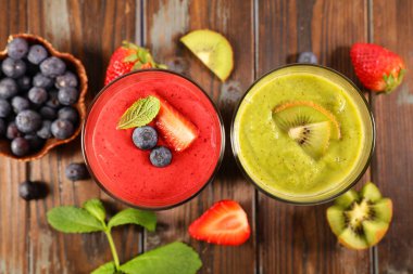 Berry güler yüzlü ve kivi smoothie