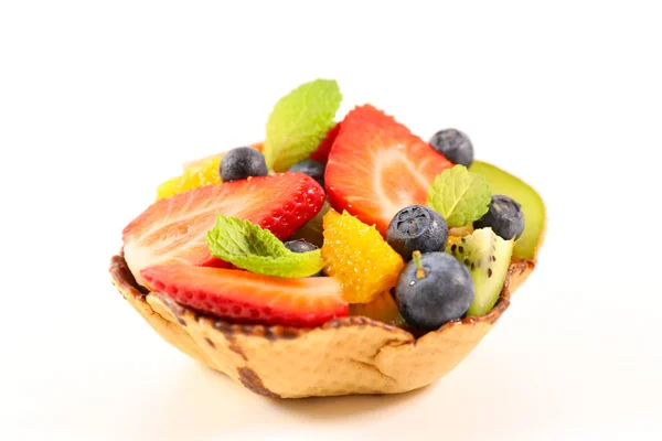Salada Frutas Mistas Tigela Biscoito Fundo Branco — Fotografia de Stock