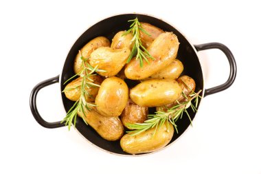 Beyaz arka plan üzerinde izole rosemary ile kavrulmuş patates