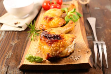 Ahşap tahta üzerinde ızgara tavuk