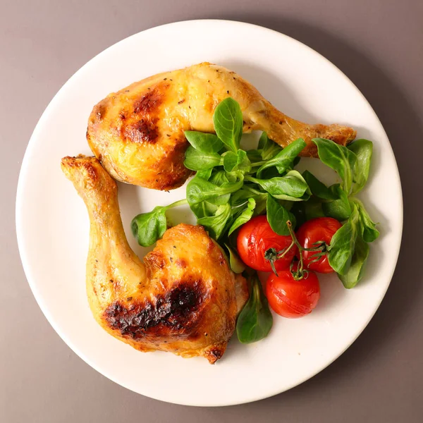 Grilled Chicken Leg Salad — Stock Photo, Image