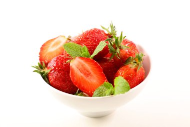 Bir kase çilek ve nane.