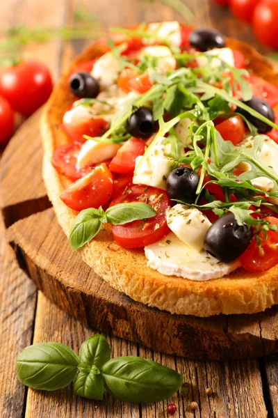 Italiaanse Bruschetta Met Tomaat Mozzarella Olijven Basilicum — Stockfoto