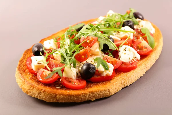 Italská Bruschetta Rajčaty Mozzarellou Olivový Bazalkou — Stock fotografie