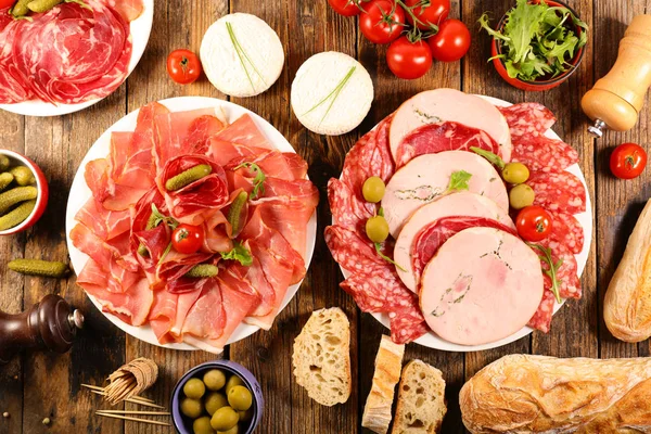 Verschiedene Delikatessen Mit Verschiedenen Fleischsorten Und Brot — Stockfoto