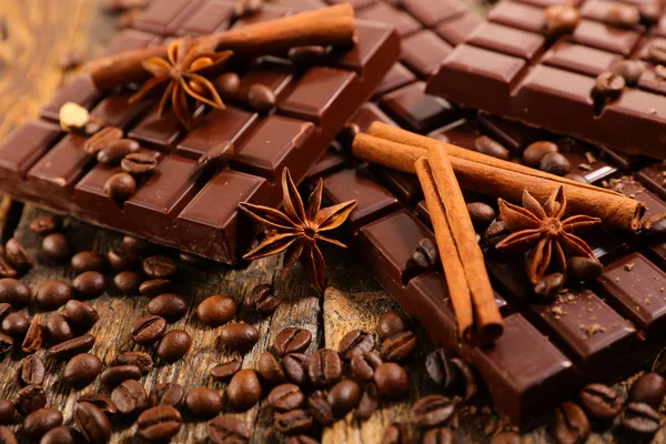 Coklat Batangan Dan Rempah Rempah Pada Latar Belakang Kayu — Stok Foto