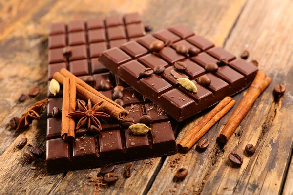 Tavoletta Cioccolato Con Spezie Fondo Legno — Foto Stock