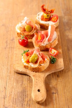 tapas, peynir ve jambon ile kanepe