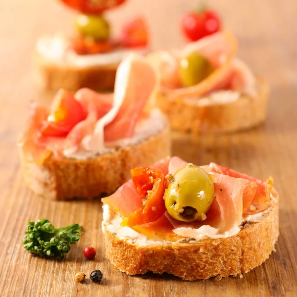 Tapas Tartina Con Formaggio Prosciutto — Foto Stock