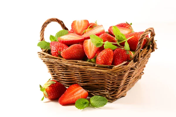 柳条篮子与草莓查出在白色背景 — 图库照片