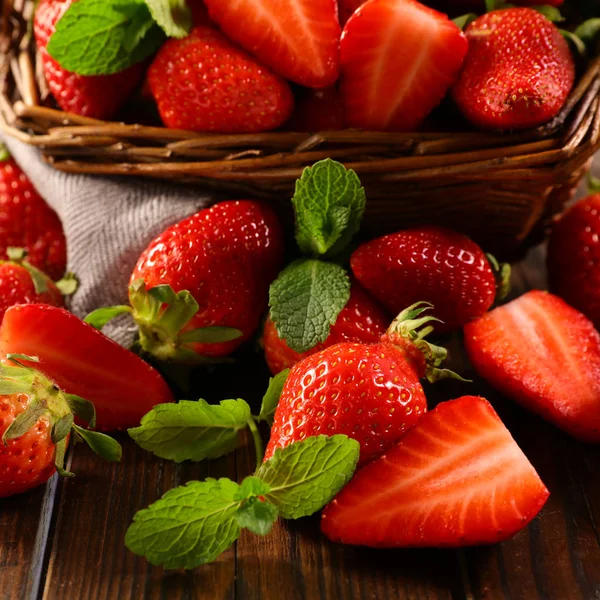 Frische Erdbeere Und Blatt Auf Holz Hintergrund — Stockfoto