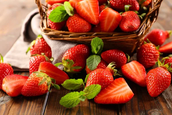 Frische Erdbeere Und Blatt Auf Holz Hintergrund — Stockfoto