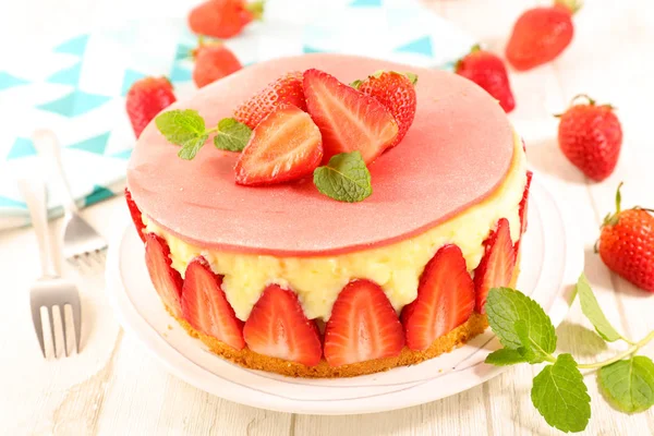 桌上美味的草莓蛋糕 — 图库照片