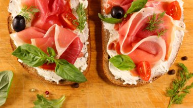 peynir ve prosciutto jambon ile ekmek