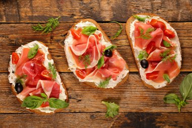 peynir ve prosciutto jambon ile ekmek