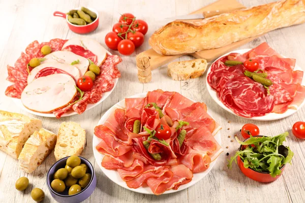 Verschiedene Salami Speck Und Schinken Mit Brot Und Oliven — Stockfoto