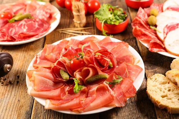 Berbagai Macam Salami Bacon Dan Ham Dengan Roti Dan Zaitun — Stok Foto