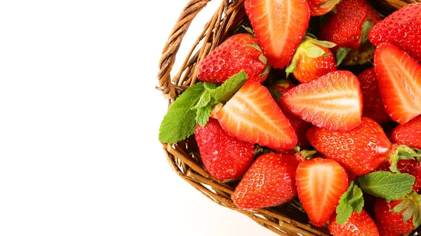 Erdbeere Weidenkorb Auf Weißem Hintergrund — Stockfoto