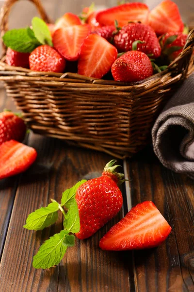 Erdbeere Weidenkorb Auf Holz Hintergrund — Stockfoto