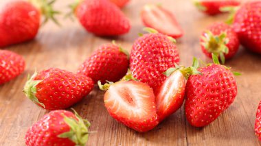 Ahşap arka planda çilek