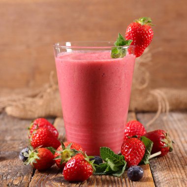 ahşap arka plan üzerinde berry meyve yüzlü