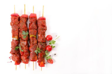 Beyaz arka planda izole çiğ şiş