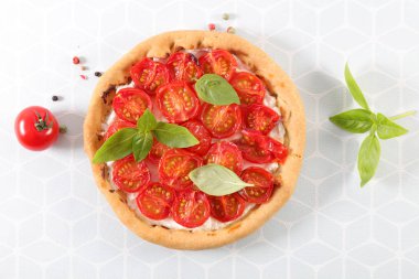 domates salçası ve fesleğen