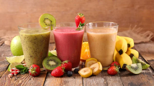 Diverse Fruitsappen Smoothie Houten Achtergrond — Stockfoto