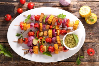 ızgara sebze şiş ve sos