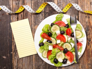 diyet gıda kavramı, karışık sebze salatası ve metre