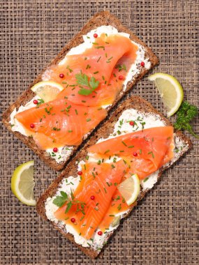 peynir ve füme somon ile ekmek tost