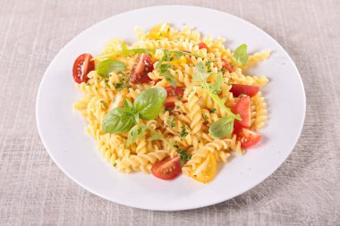 Domates ve fesleğenli makarna salatası