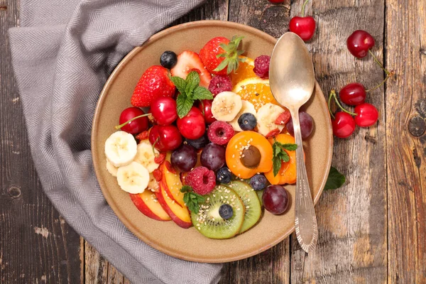 Köstlicher Obstsalat Auf Holz Hintergrund — Stockfoto