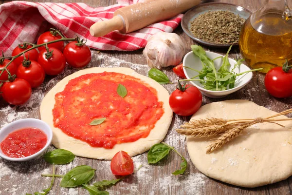 Massa Pizza Com Molho Tomate — Fotografia de Stock