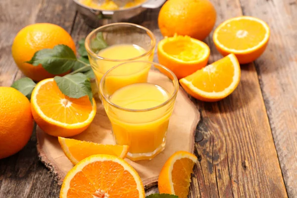 橙汁和叶 — 图库照片