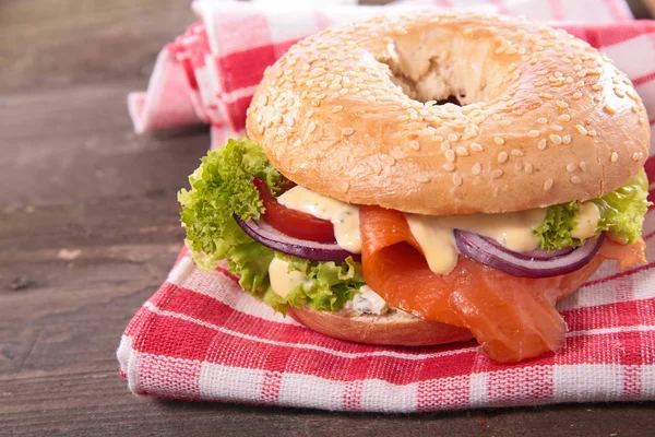 Hamburguesa Con Salmón Cebolla Salsa — Foto de Stock