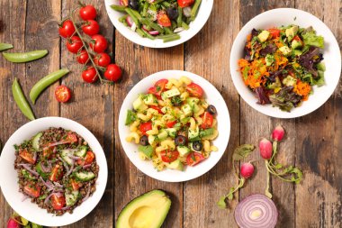 avokado, domates, marul ile sebze salatası