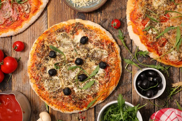 Pizza Com Molho Tomate Queijo Azeitona — Fotografia de Stock