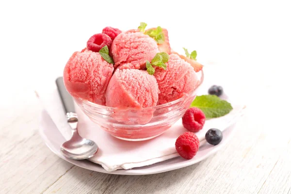 一碗冰淇淋和水果 — 图库照片