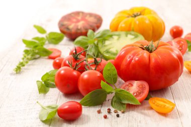 domates ve fesleğen çeşitli